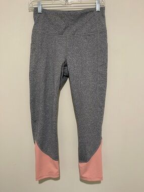 GAIAM 3/4 Gray Leggings with Peach Hem Accent, size small.
